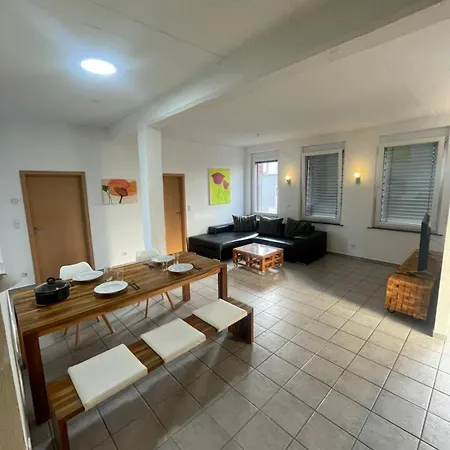 Loftwohnung 140 Qm Mit Parkplatz, Wlan, 2 Schlafzimmer, Terrasse , Waescheservice Appartamento *