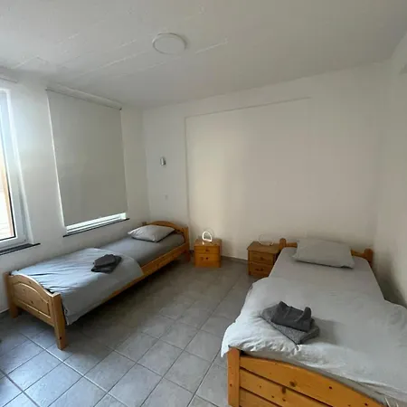 Loftwohnung 140 Qm Mit Parkplatz, Wlan, 2 Schlafzimmer, Terrasse , Waescheservice